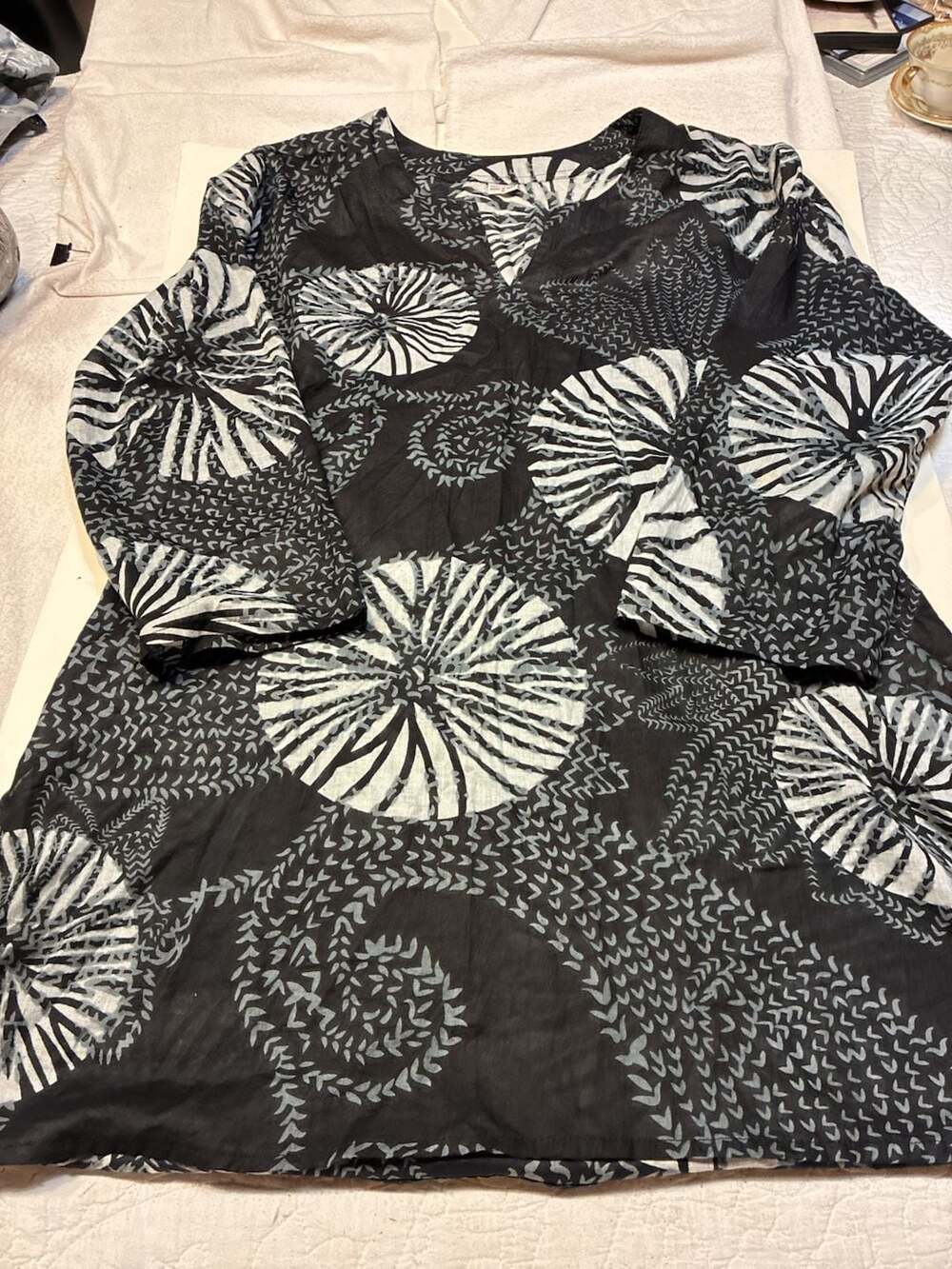 Hina Tunic Size M Black White Cotton Floral Print V-Neck Long Sleeve